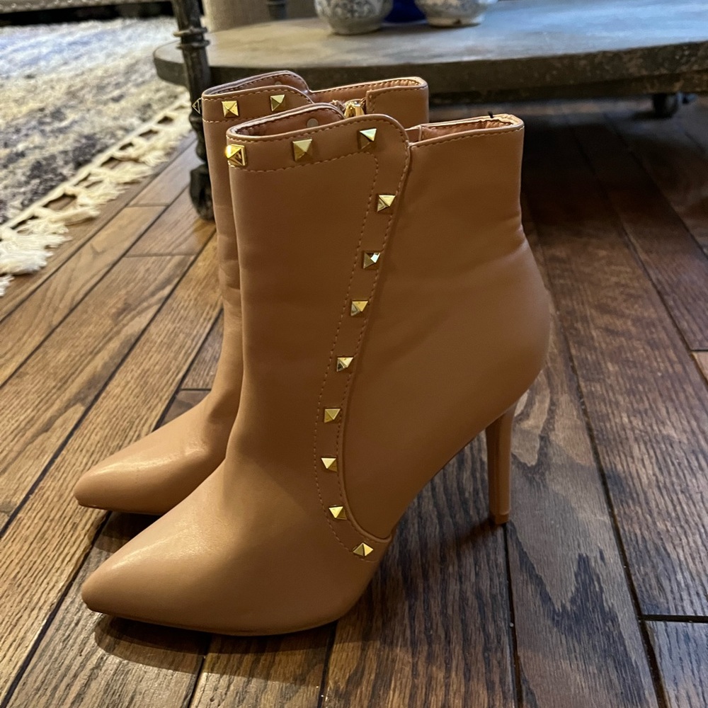 Nicole Miller studded boots Sz 8.5